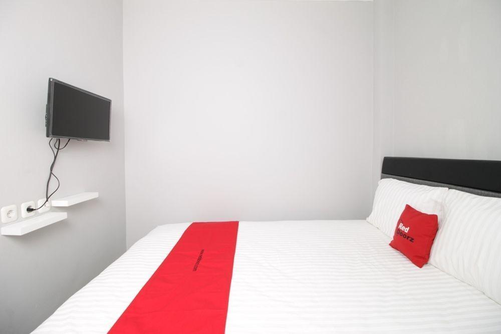 Джакарта: RedDoorz @ Meruya Selatan