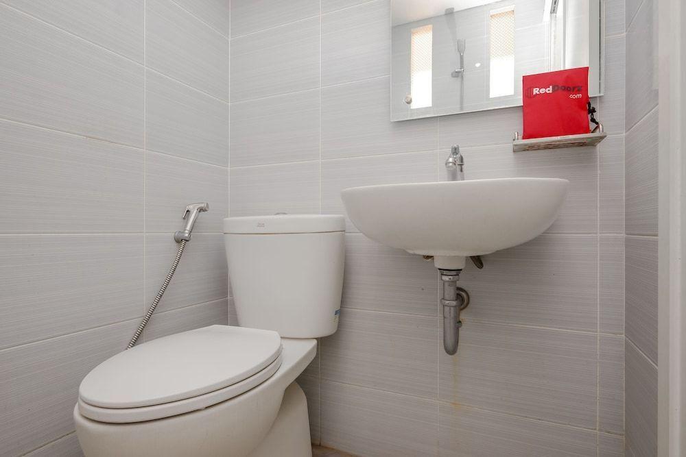 Семаранг: RedDoorz near Ahmad Yani Airport