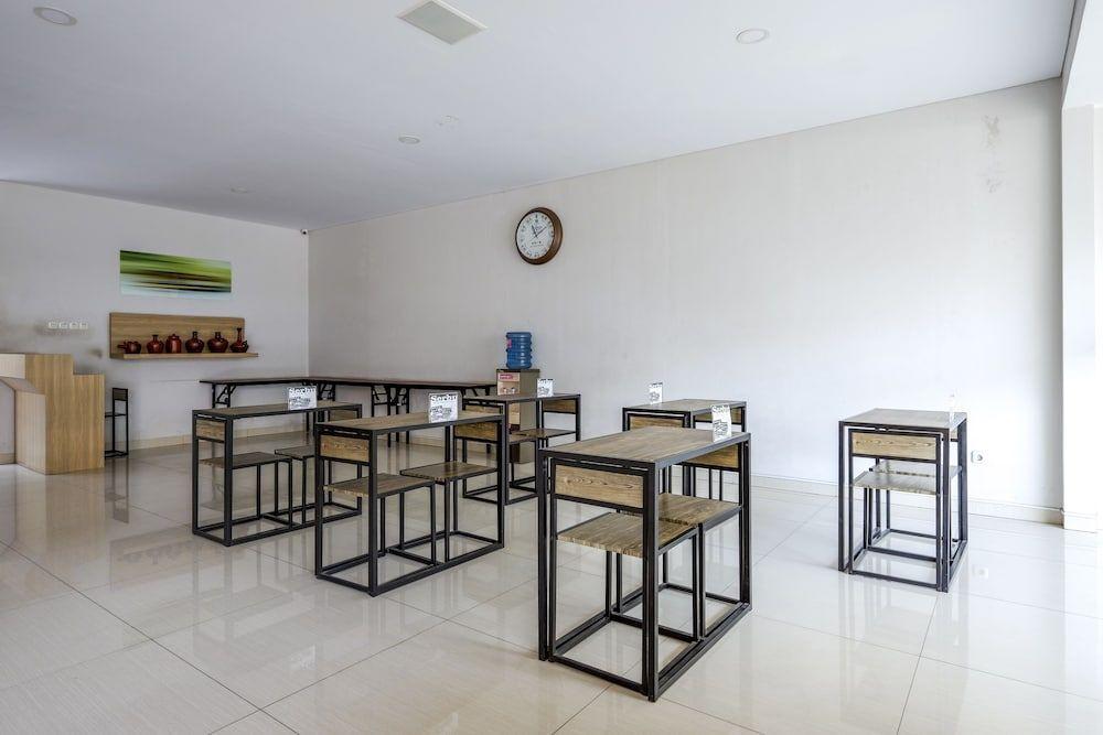Семаранг: RedDoorz near Ahmad Yani Airport
