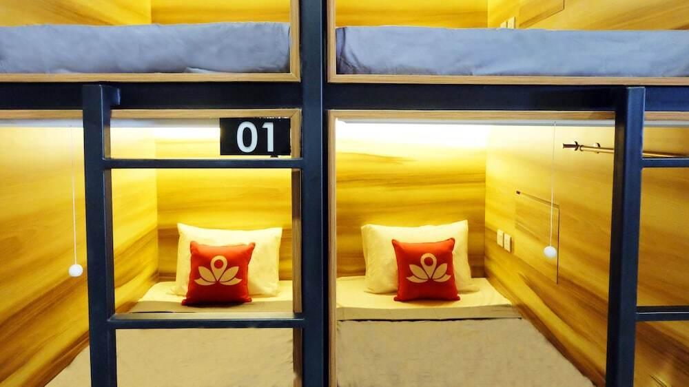 Сурабая: ZEN Hostel Gubeng Station