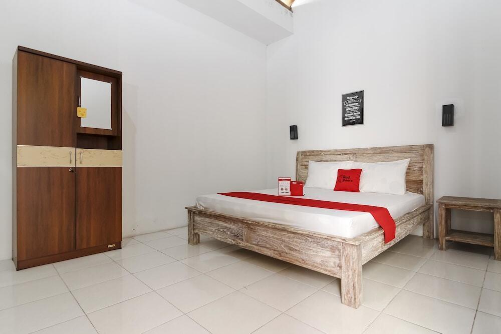 Депок: RedDoorz near Anggajaya Condongcatur