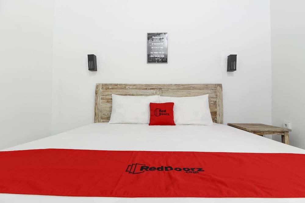 Депок: RedDoorz near Anggajaya Condongcatur