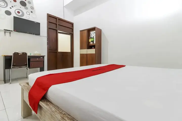 Депок: RedDoorz near Anggajaya Condongcatur