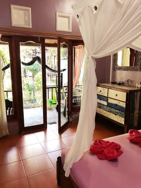 Гили Траванган: Salon de Nomad Gili T.