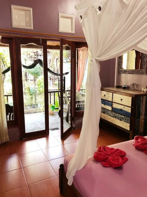 Гили Траванган: Salon de Nomad Gili T.