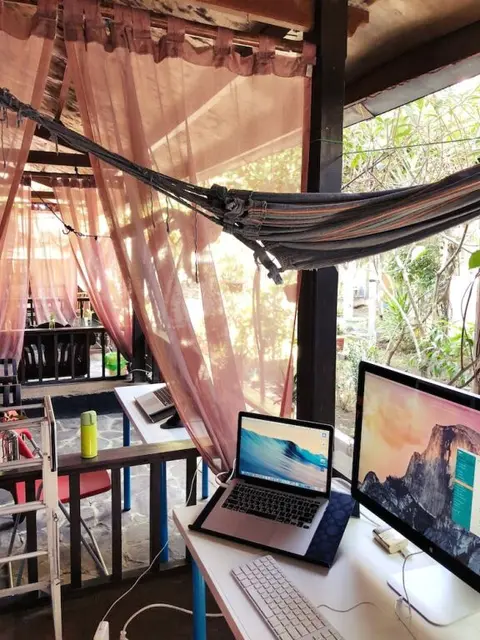Гили Траванган: Salon de Nomad Gili T.