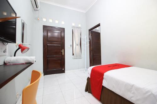 Батуретно: RedDoorz near STPN Jogja