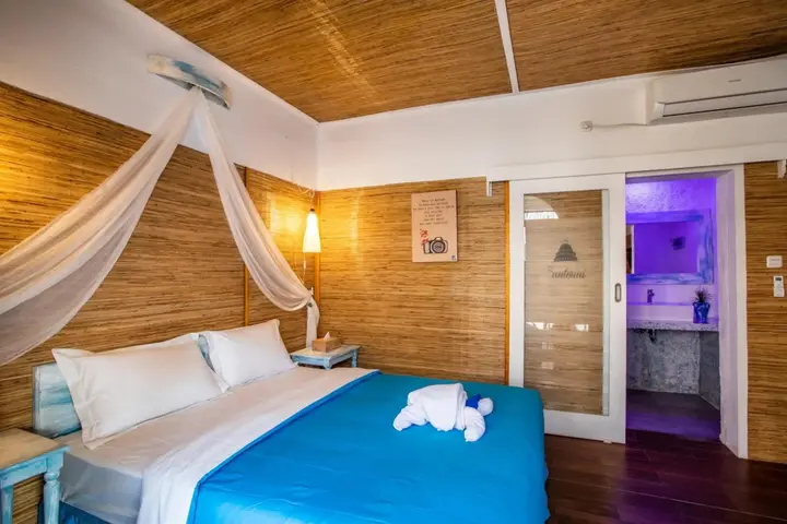 Гили Траванган: Santorini Beach Resort