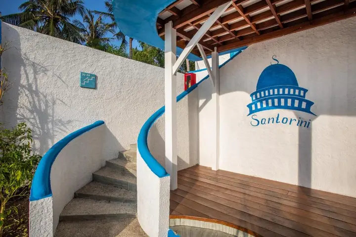 Гили Траванган: Santorini Beach Resort