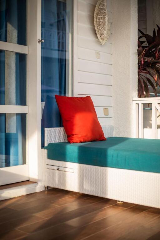 Гили Траванган: Santorini Beach Resort