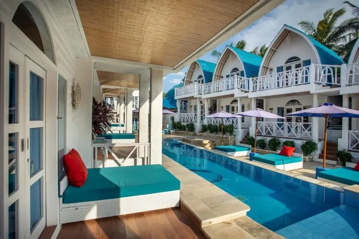 Гили Траванган: Santorini Beach Resort