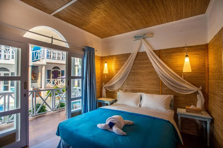 Гили Траванган: Santorini Beach Resort