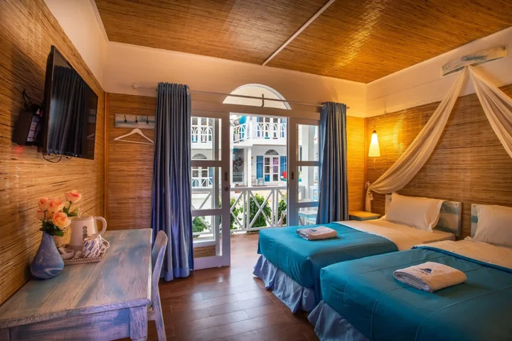 Гили Траванган: Santorini Beach Resort