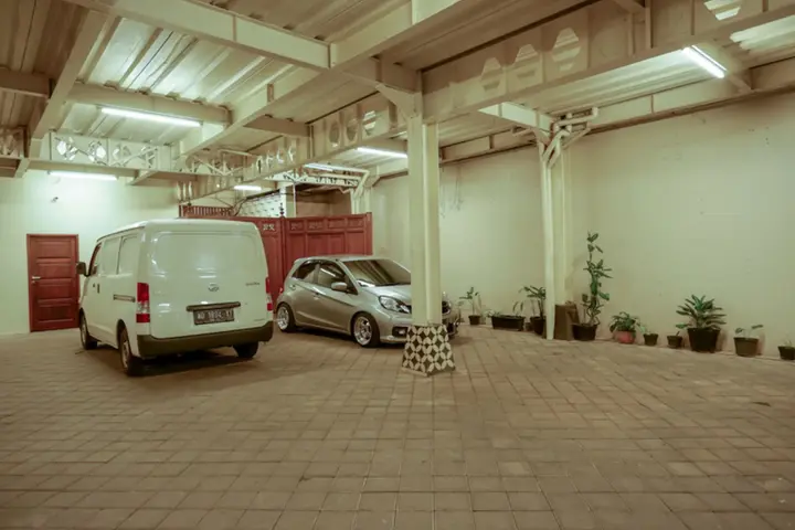 Депок: RedDoorz Plus near Hartono Mall 2