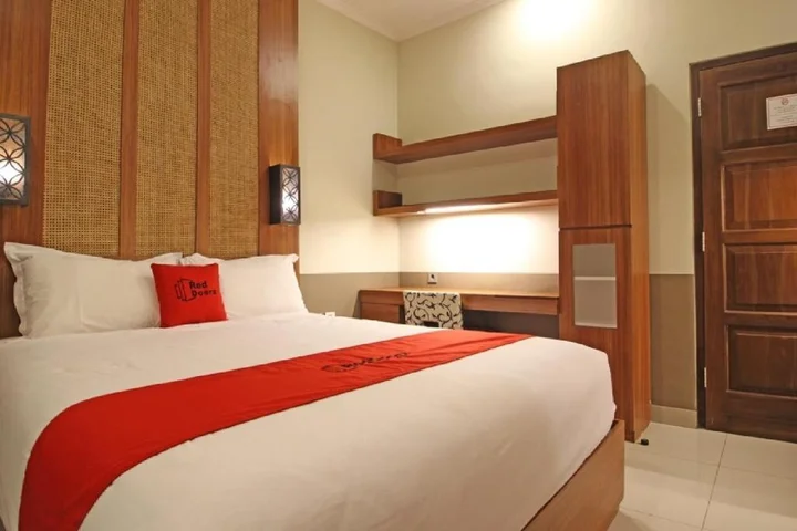 Депок: RedDoorz Plus near Hartono Mall 2