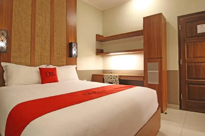 Депок: RedDoorz Plus near Hartono Mall 2