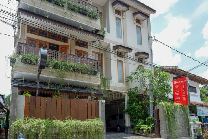 Депок: RedDoorz Plus near Hartono Mall 2