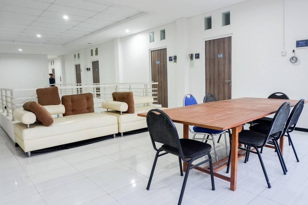 Семаранг: RedDoorz near Ahmad Yani Airport 2