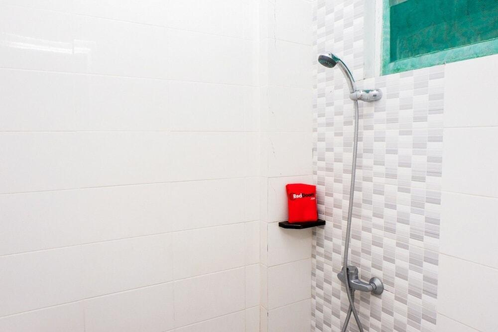 Семаранг: RedDoorz near Ahmad Yani Airport 2