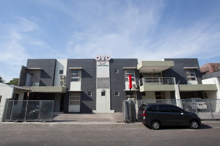 Сурабая: OYO 143 Dukuh Kupang Residence