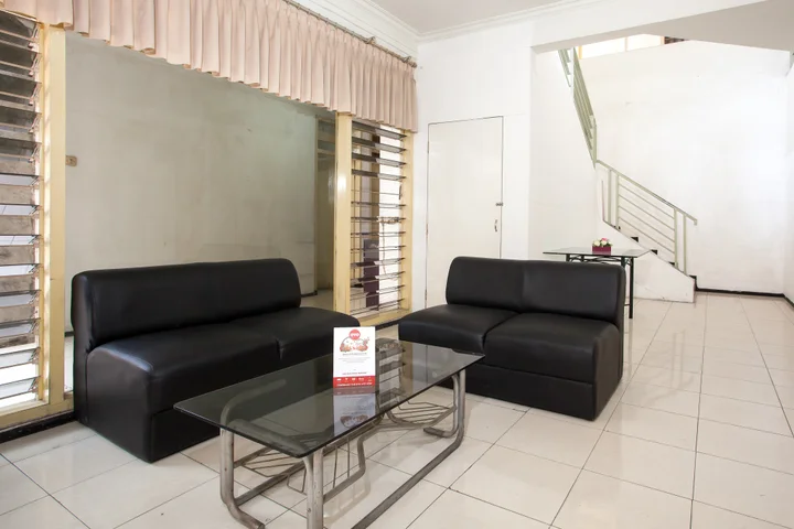 Сурабая: OYO 143 Dukuh Kupang Residence