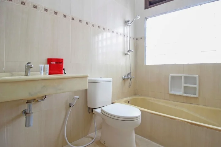 Депок: RedDoorz near Hartono Mall 3