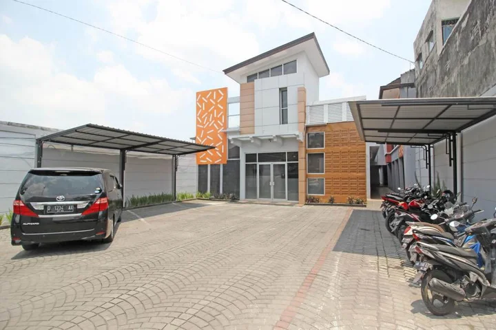 Депок: RedDoorz near Hartono Mall 3