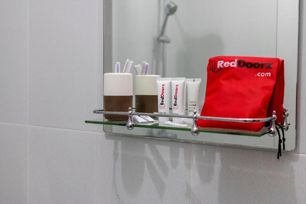 Депок: RedDoorz near Hartono Mall 3