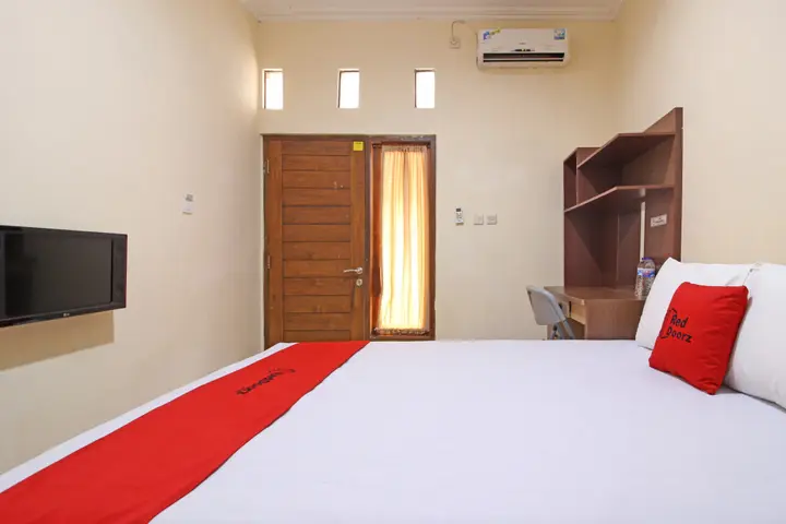 Депок: RedDoorz near Hartono Mall 3