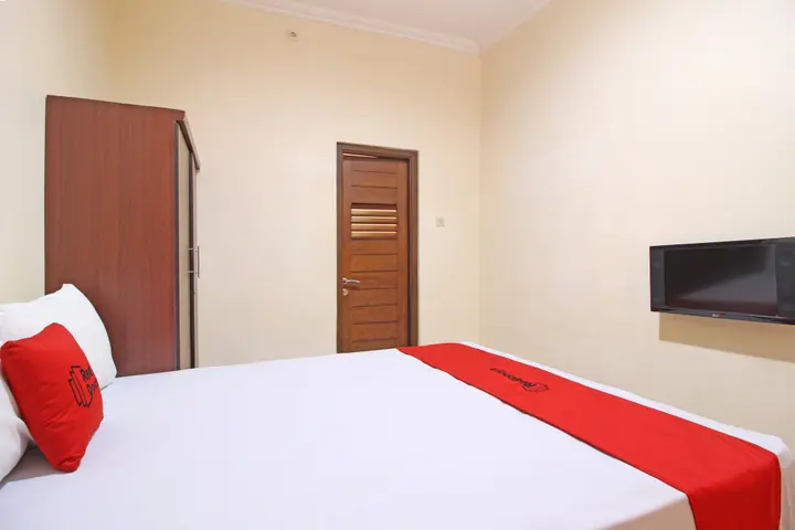 Депок: RedDoorz near Hartono Mall 3