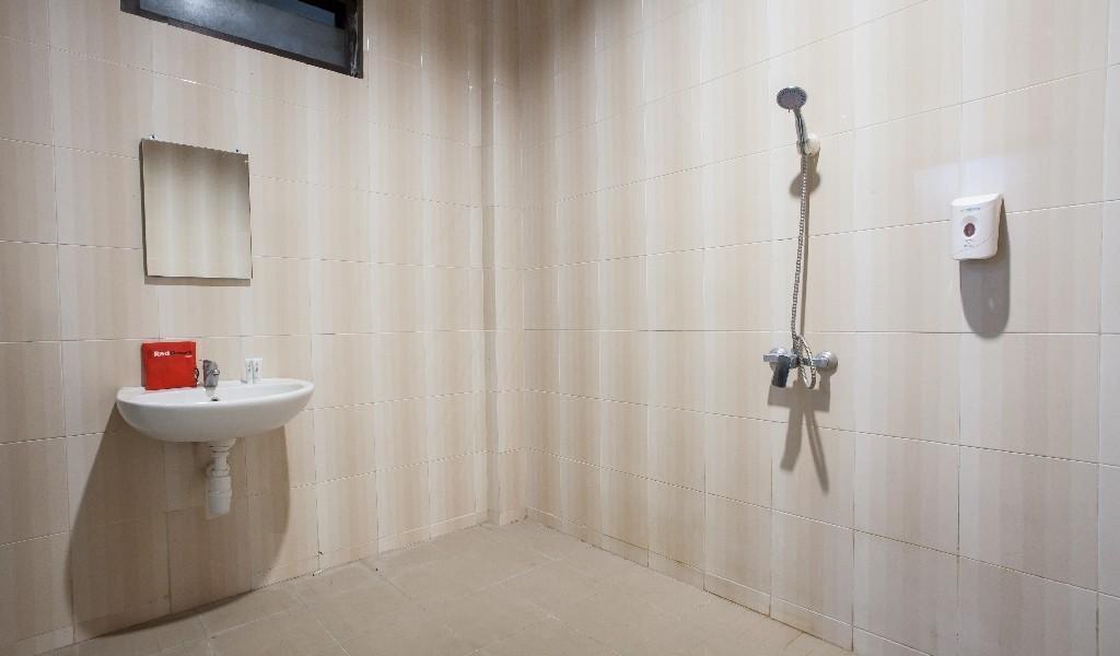 Маланг: RedDoorz Plus @ Raya Sengkaling