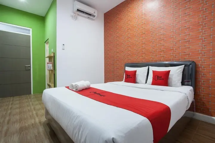 Маланг: RedDoorz Plus @ Raya Sengkaling