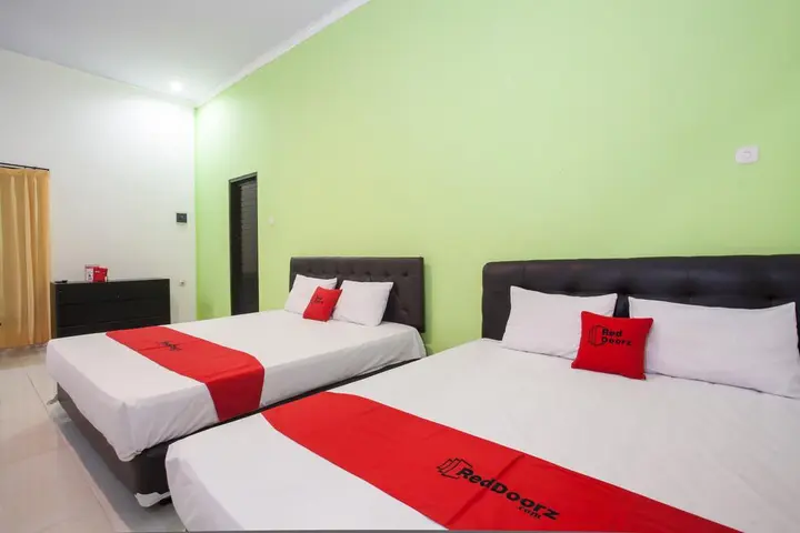 Маланг: RedDoorz Plus @ Raya Sengkaling