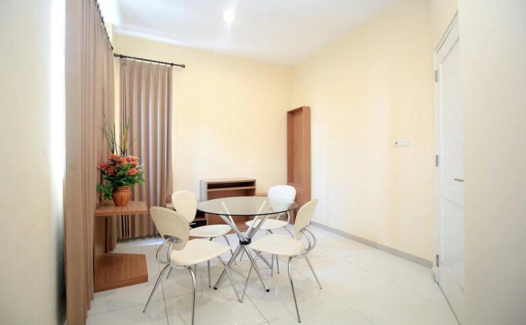 Сурабая: Super OYO Capital O 175 K-60 Residence