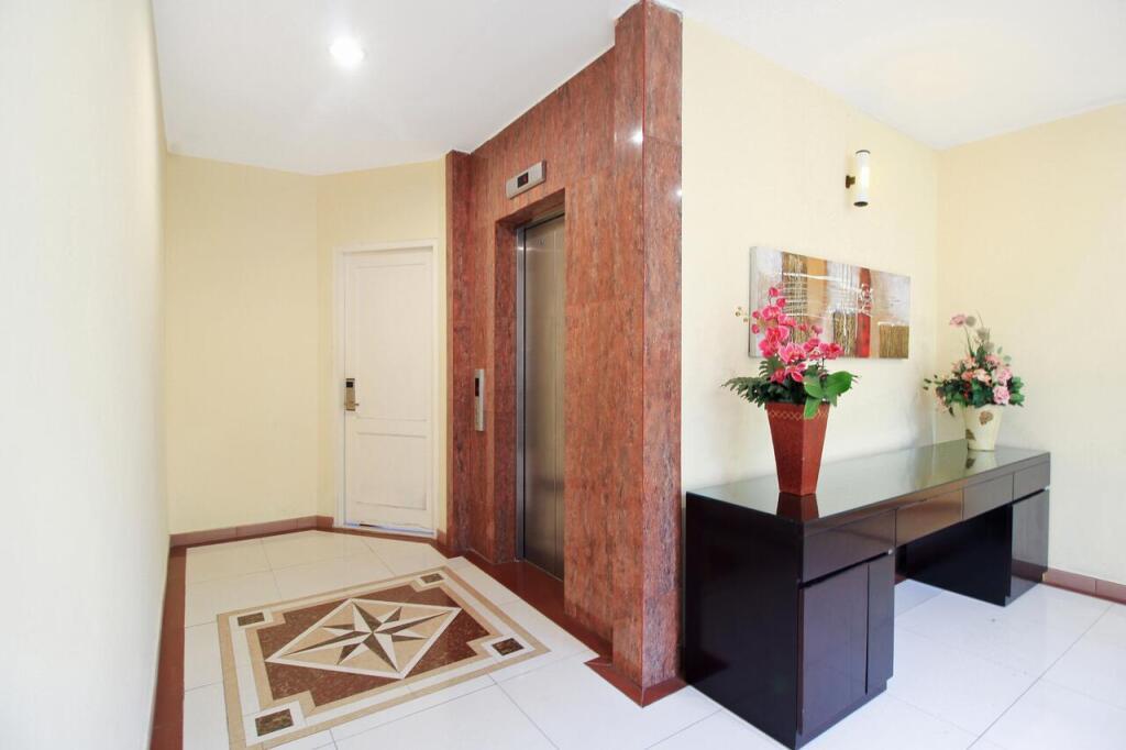Сурабая: Super OYO Capital O 175 K-60 Residence
