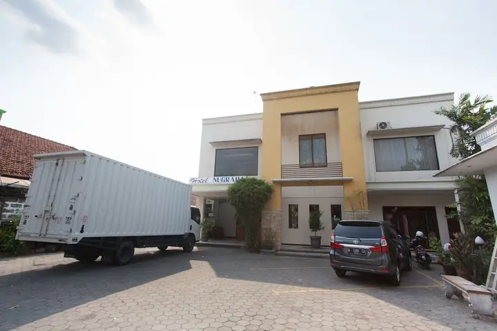 Маланг: RedDoorz near Plaza Araya