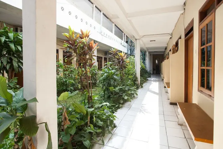 Маланг: RedDoorz near Plaza Araya
