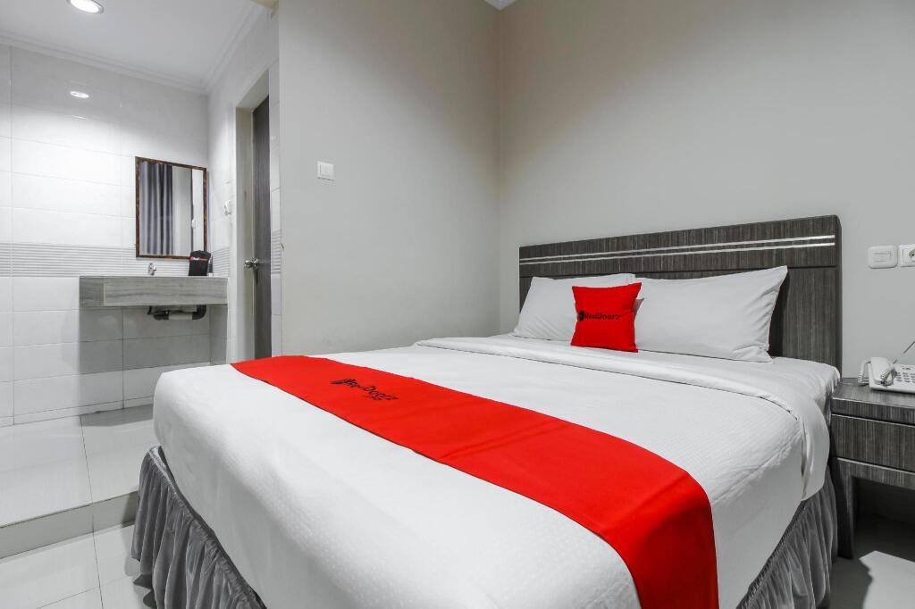 RedDoorz Plus Syariah @ Jalan Sriwijaya Medan — фото 4