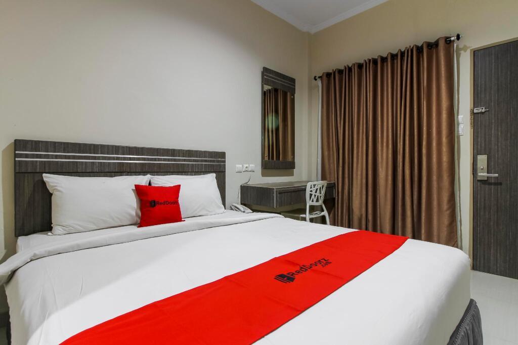 RedDoorz Plus Syariah @ Jalan Sriwijaya Medan — фото 3