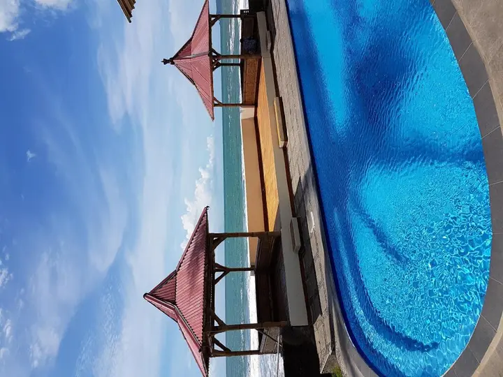 Сисолок: 77 Sunset Plaza