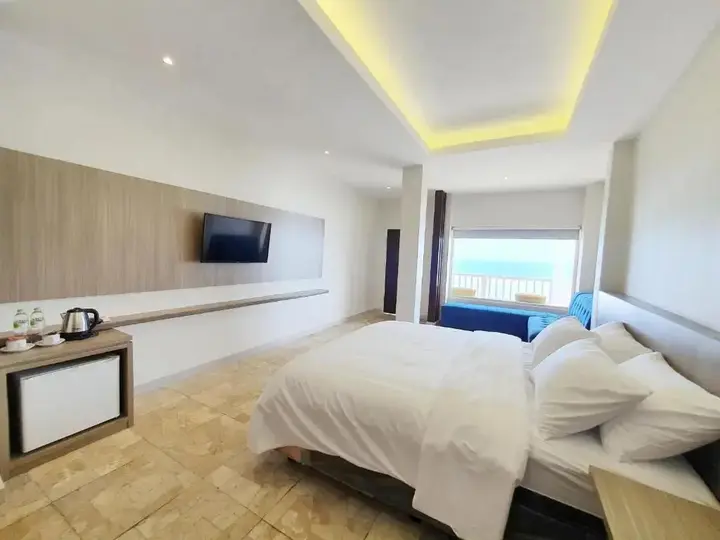 Сисолок: 77 Sunset Plaza