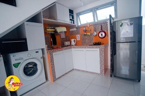 Депок: Retras Hostel