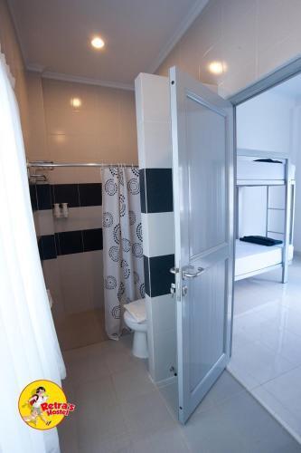 Депок: Retras Hostel