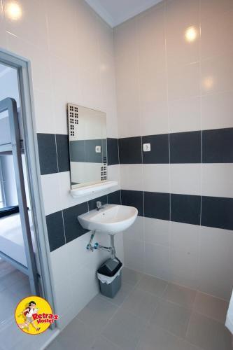 Депок: Retras Hostel