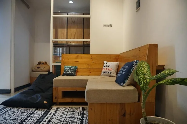 Депок: Lantai Dua Jogja - Hostel