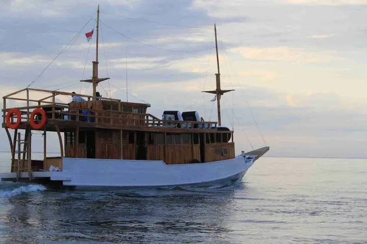 Комодо: Boat Charter KM.Caroline