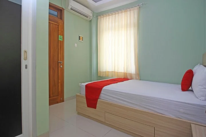 Суракарта: RedDoorz near Solo Balapan Station
