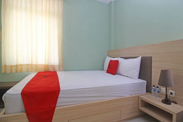 Суракарта: RedDoorz near Solo Balapan Station