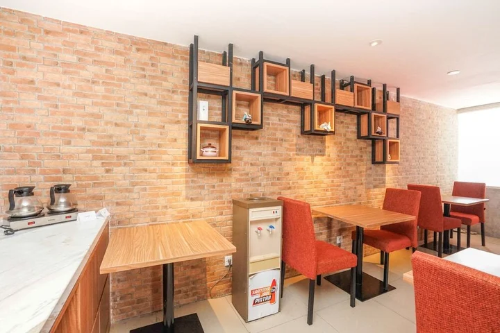 Сурабая: OYO 364 Fame Pavillion Permata