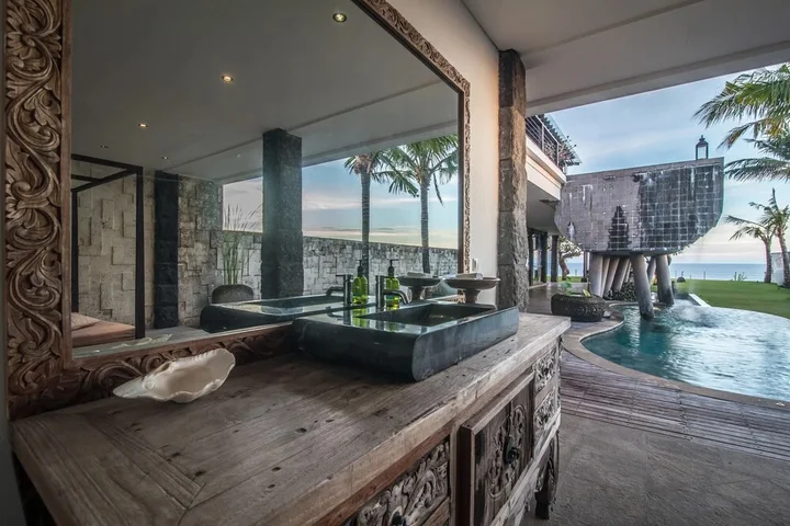 Унгасан: Absolute Cliff Front Pandawa Beach Villa